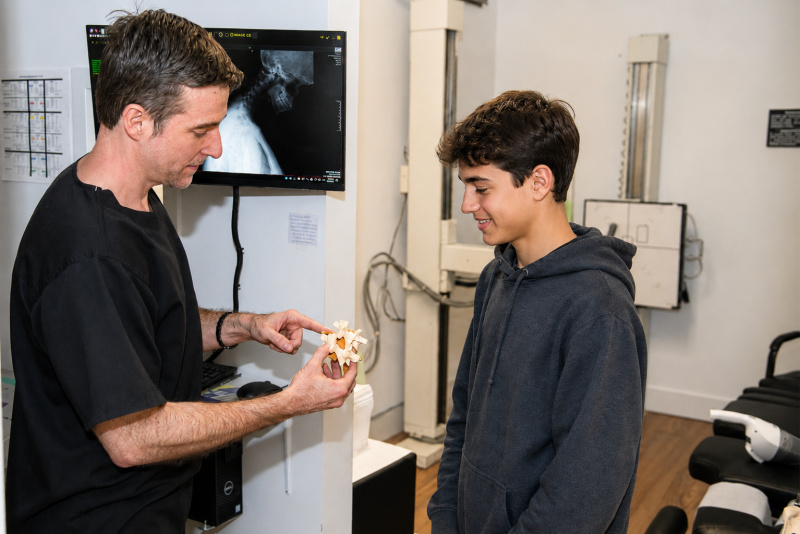 Dr. Richard Collin explaining spinal disc anatomy to a patient